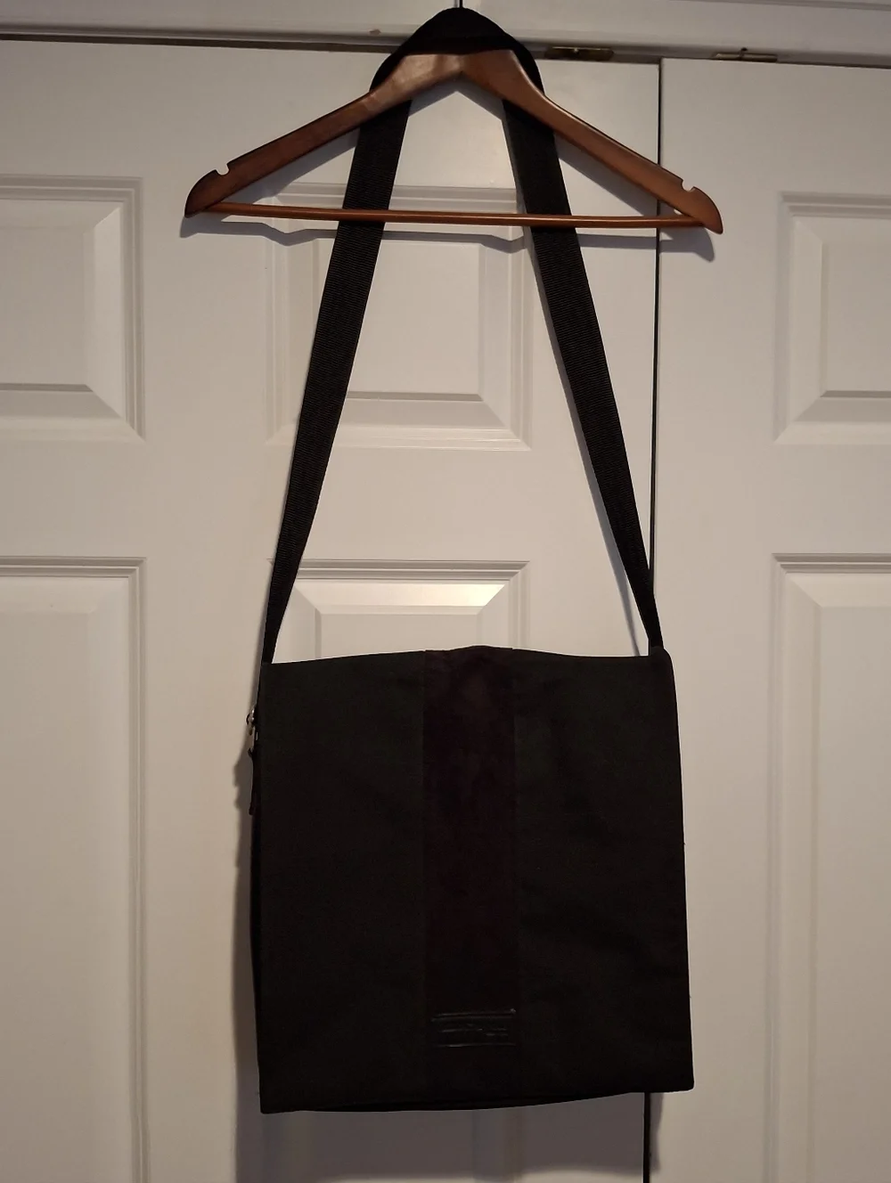 Kenneth Cole Black Canvas Suede Accent Messenger Bag Laptop Cross Body EUC